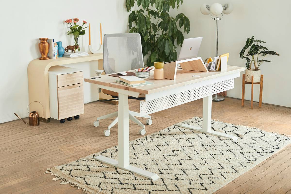 Bar chart showing VOC emissions: recycled smart desk (low) vs. conventional particleboard desk (high)