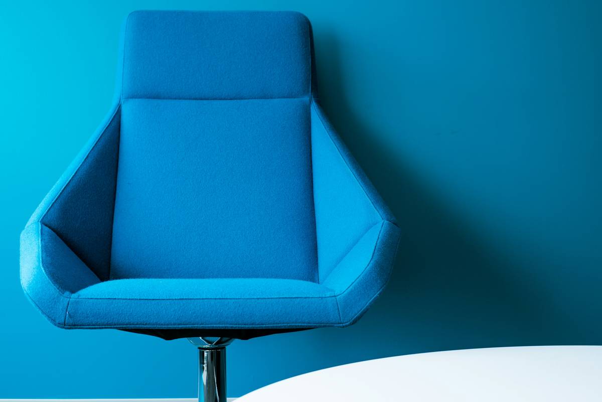Why Your Home Office Needs a Minimalist Smart Chair (And How to Pick the Right One)